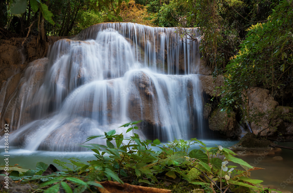 Obraz premium Huay Mae Kamin Waterfall