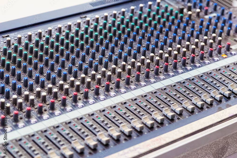 Obraz premium Audio Mixing Console Zbliżenie w selektywnej ostrości.