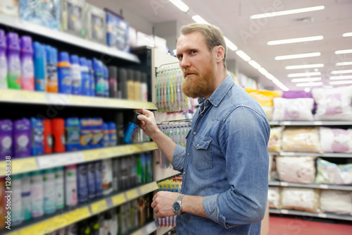  man choosing products for body care