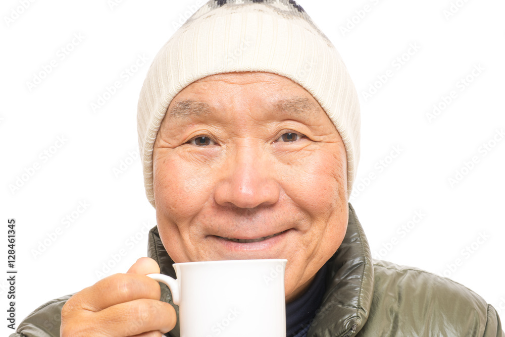 ホットドリンクを飲む笑顔のシニア