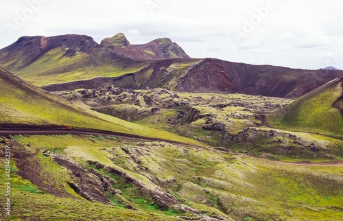 Wanderer in der wilden Landschaft des Lavafeldes Norðurhraun/ Norðurnámshraun auf der Piste Landmannaleið/ Landmannaleid durch's isländische Hochland nach Landmannalaugar, Suðurland, Island, Europa 