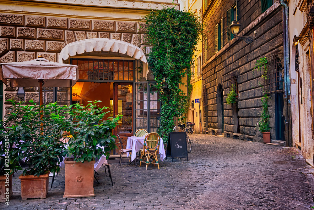 Fototapeta premium Widok stara wygodna ulica w Rzym, Włochy