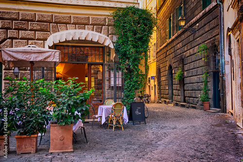 Fototapeta Widok na starą przytulną ulicę w Rzymie, Włochy