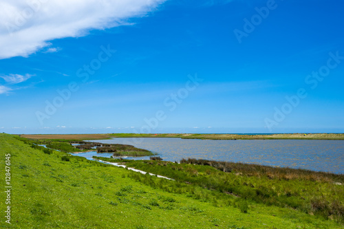 Landschaft mit Salzsee bei Westermarkelsdorf