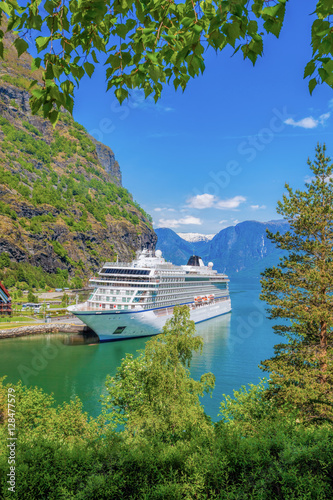 Obraz na płótnie Cruise ship in the port of famous Flam, Norway. w salonie