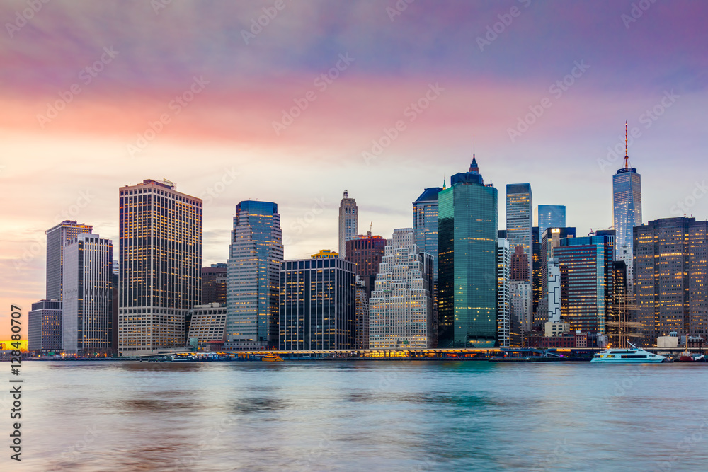 Fototapeta premium Miasto Nowy Jork - Manhattan z drapaczami chmur przy wieczór