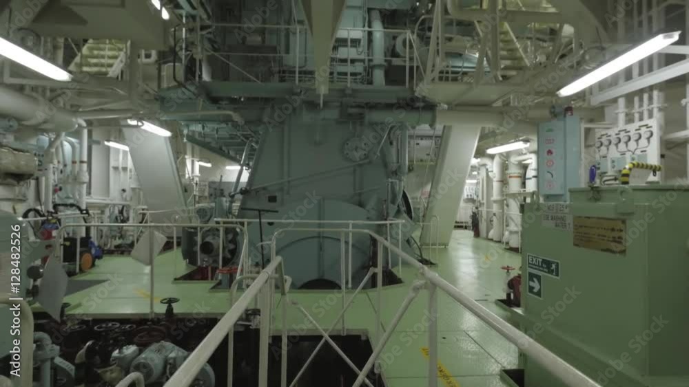 Propeller shaft and main engine of ship
