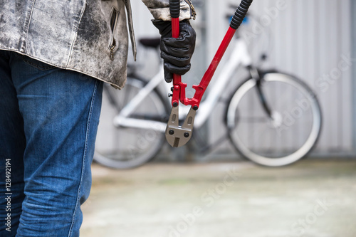 ein Dieb will ein Fahrrad stehlen
