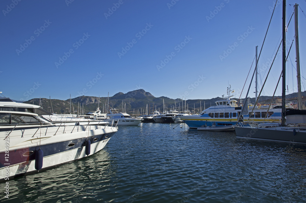 Fototapeta premium Bateau luxe dans port méditerranéen, Calvi, Corse