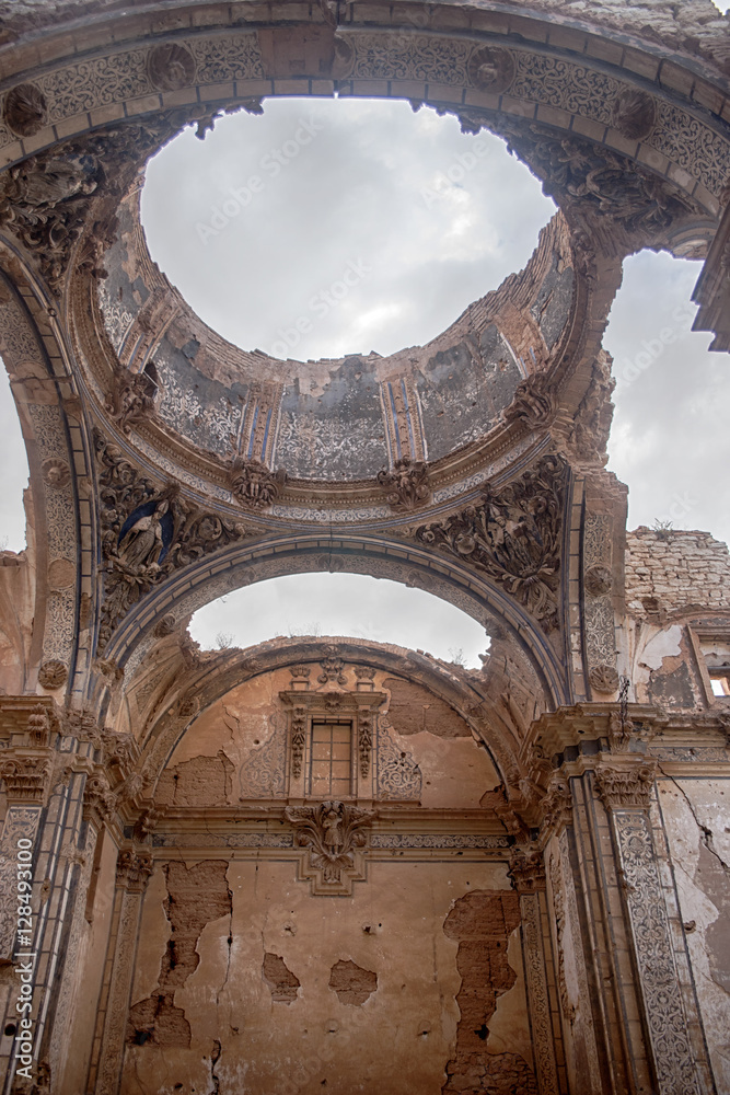 interior de las iglesias de Belchite destruidas por los bombardeos de la guerra civil de España