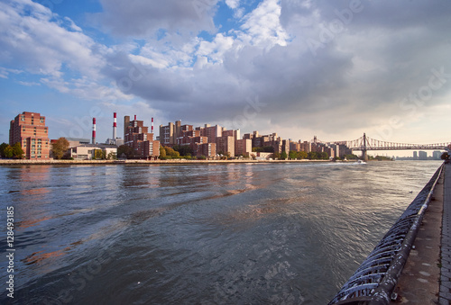 Fototapet Roosevelt Island with new blocks of housing lying on the edge of East River and