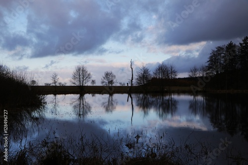 Seenlandschaft mit Wolken am Abend