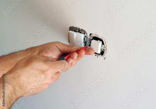 Fotografie Electricista reparando los interruptores eléctricos