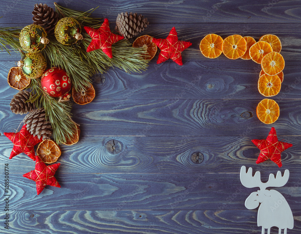 Naklejka premium Gingerbreads for new years and christmas on wooden background, x