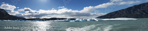Patagonia  23 11 2010  gli iceberg e l acqua azzurra del Lago Argentino  il pi   grande lago d acqua dolce in Argentina  nel Parco Nazionale Los Glaciares  alimentato dal disgelo dei ghiacciai