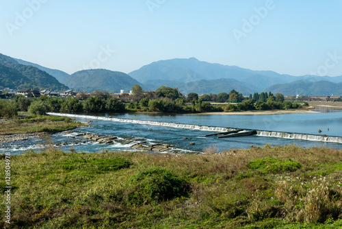 秋の京都 桂川と堰