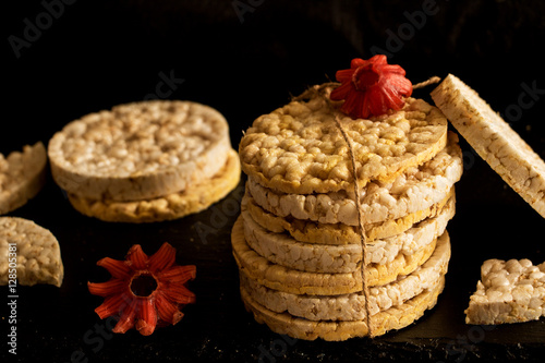 Reiswaffeln mit Hibiskusblüte photo