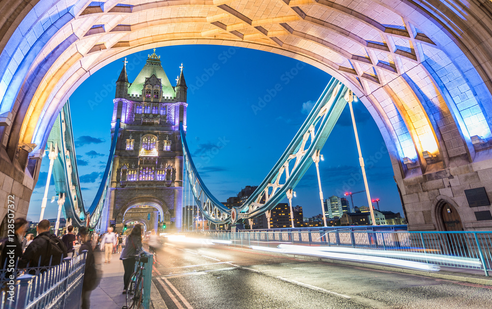 Obraz premium Traffic lights at night on Tower Bridge traffic, London - UK