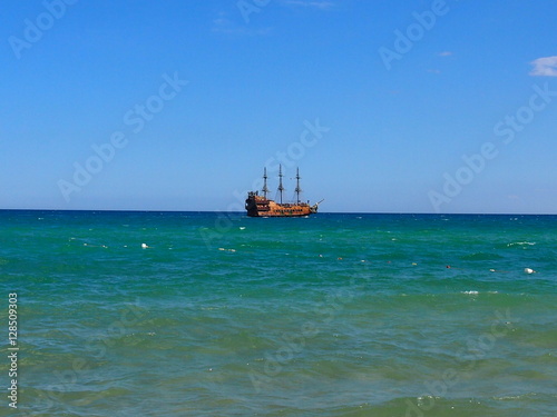 Fototapeta Naklejka Na Ścianę i Meble -  Пиратский корабль