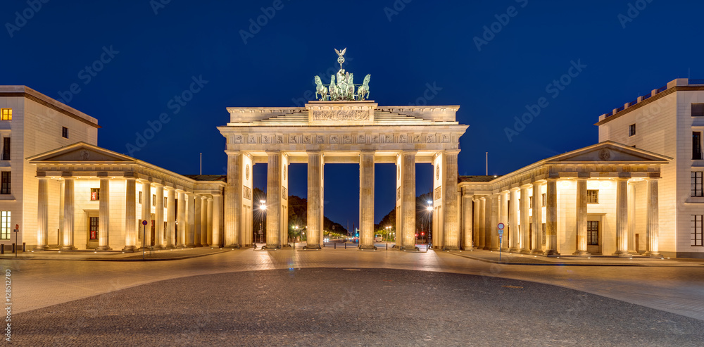 Fototapeta premium Panorama sławny Brandenburger Tor w Berlin przy nocą