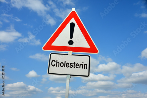Cholesterin, Cholesterol, Cholesterinwerte, Gesundheit, Cholesterinspiegel, LDL, HDL, Schild, Achtung, symbolisch, Herzinfarkt, Arteriosklerose, Schlaganfall, Risiko