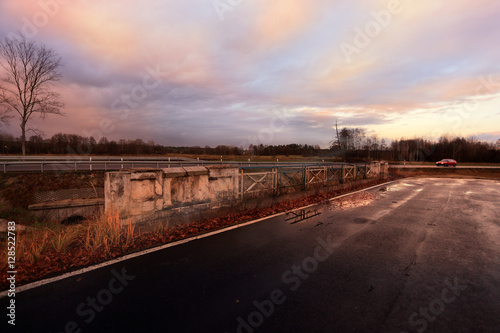 Droga, most, samochód, zachód słońca, chmury.