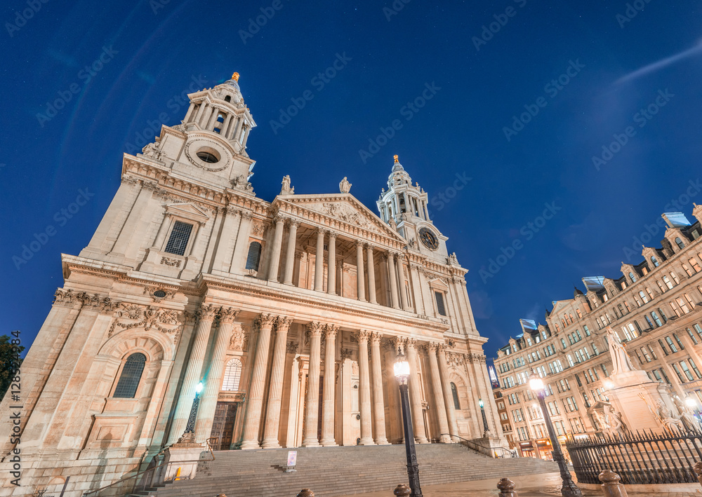 Fototapeta premium St Paul Cathedral at night, London