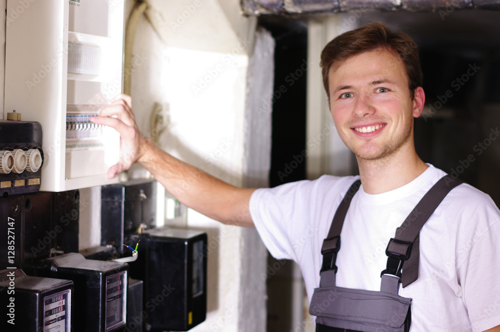 Elektriker In Der Nähe Jetzt Geöffnet Elektriker bei der Arbeit Stock-Foto | Adobe Stock