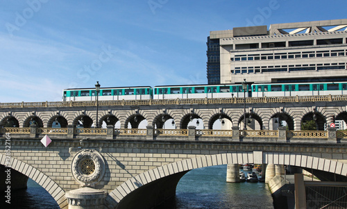 Métro aérien pont de Bercy à Paris