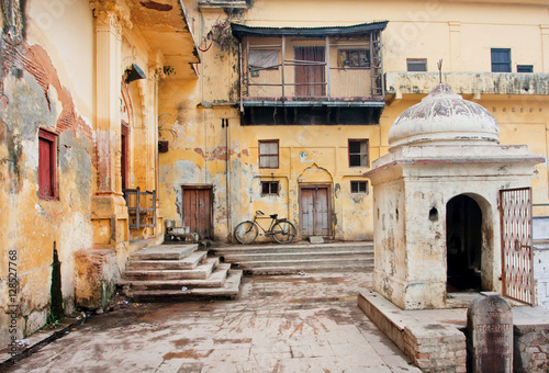 Old bycicle stands in the courtyard of poor historical indian house © radiokafka