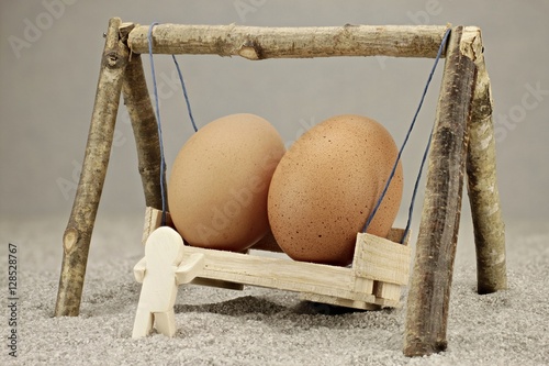 Männchen läßt 2 riesige Eier schaukeln