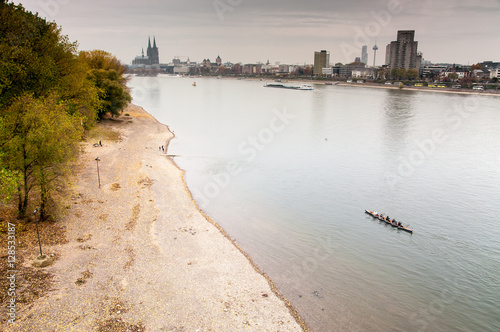 Kölner Rheinufer mit Blick auf Dom und City photo