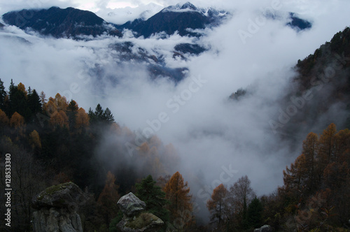 Vista panoramica della valle con nubi