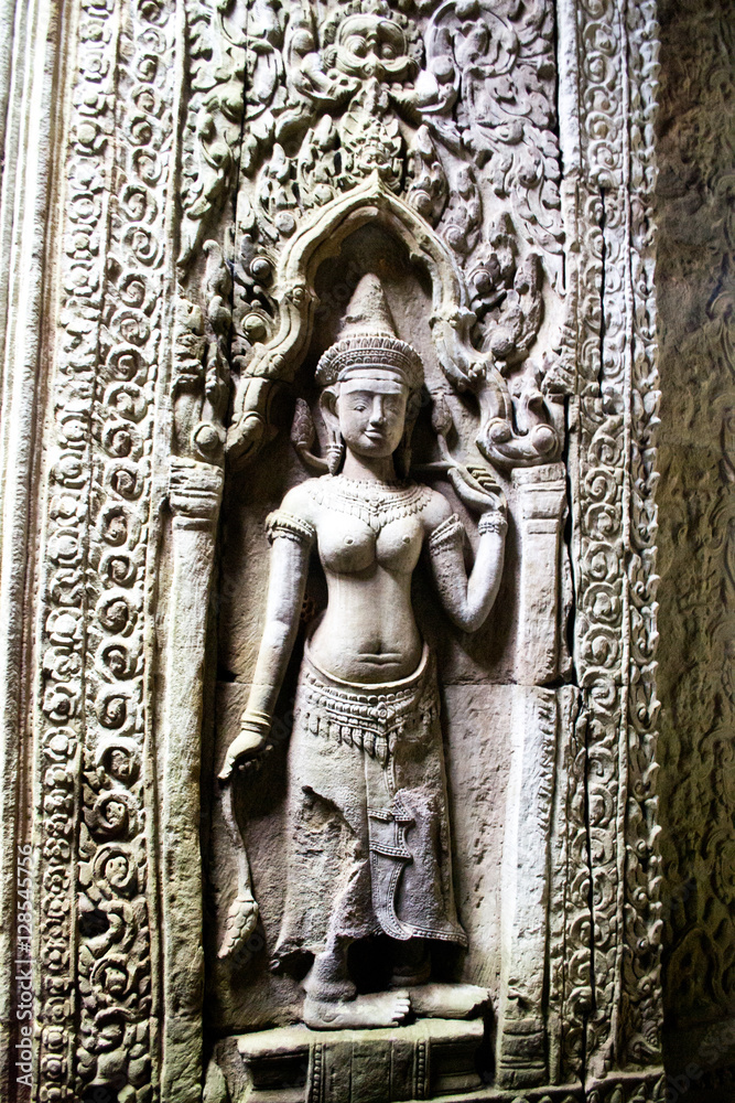 Obraz premium Cambodian statue on a wall