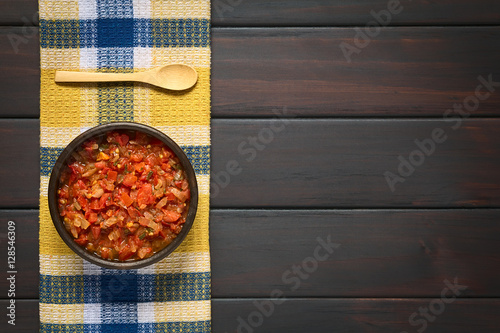 Kolumbianische Hogao oder Criollo Sauce, gekocht aus Zwiebeln und Tomaten, fotografiert mit natürlichem Licht