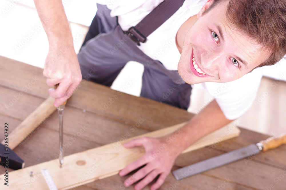 Schreiner bei der Arbeit, Holzbearbeitung Schreiner bei der Arbeit, Holzbearbeitung