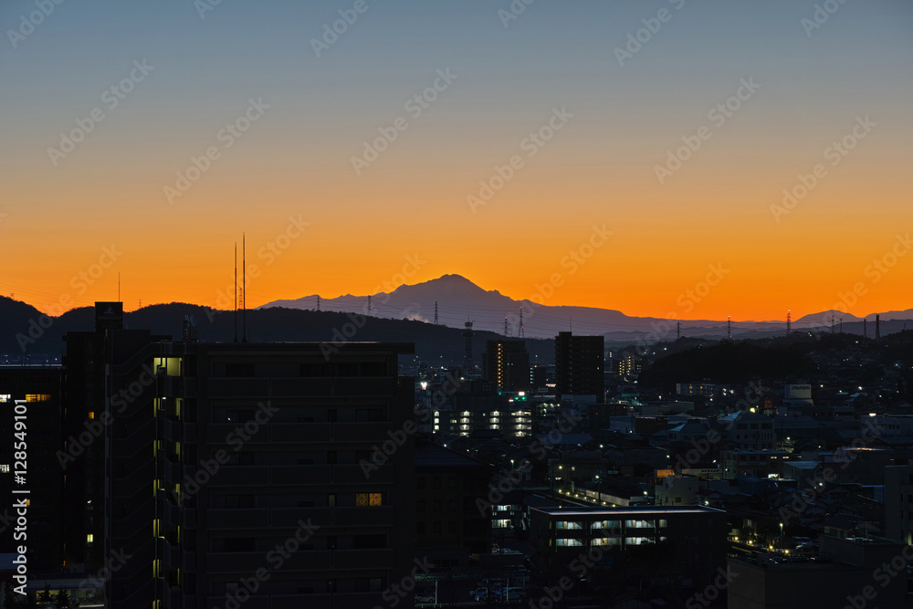 夜明け前の松江市から見た大山の朝焼け