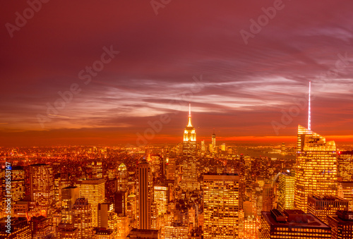 Night view of New York Manhattan during sunset © Elnur