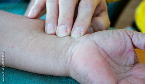 pulse dignosing hand by hand by chinese doctor