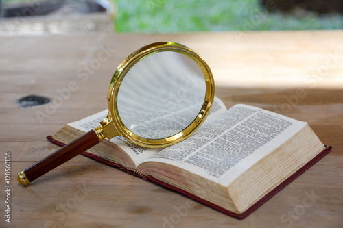 Quadro su tela bible book and magnifying glass on wood background
