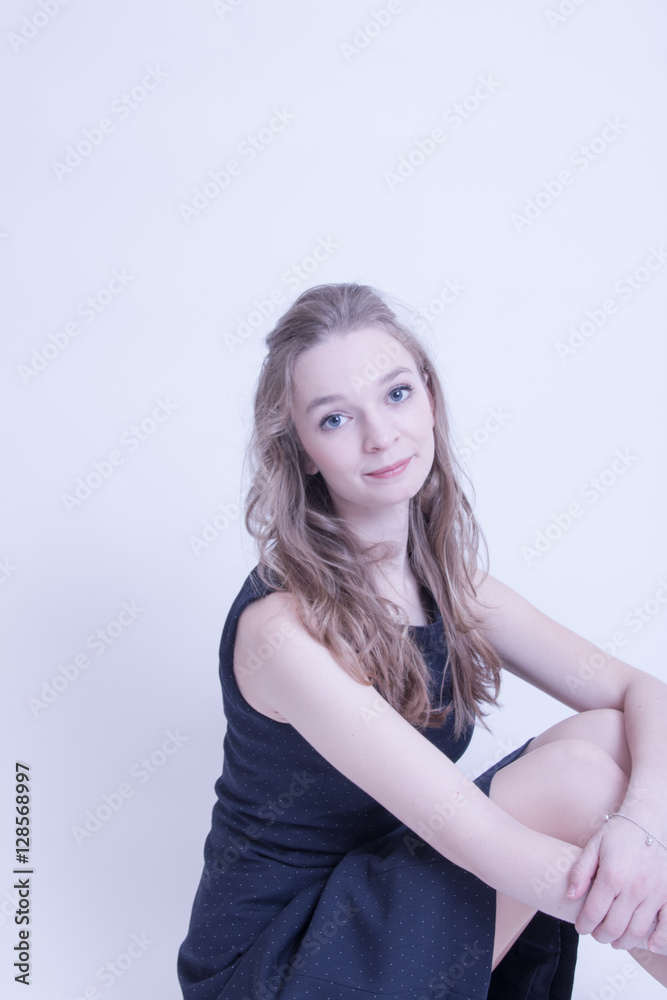 Mädchen sitzend im Studio
Mädchen sitzend im Studio