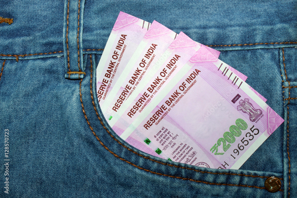 Obraz premium New 2000 rupee notes in an Indian mans jean front pocket.