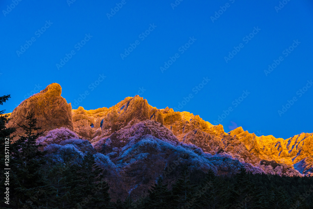 夕日に照らされた冬の横岳西壁（八ヶ岳）