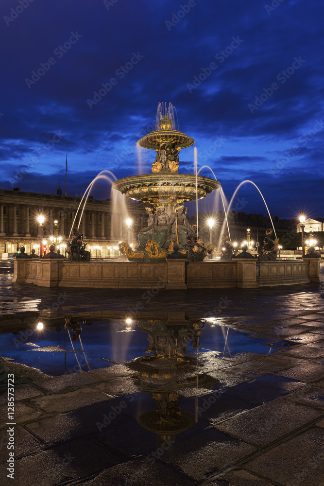 Obraz premium Fontaine des Fleuves on Place de la Concorde in Paris