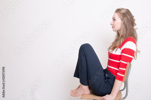 Mädchen sitzt im Studio
