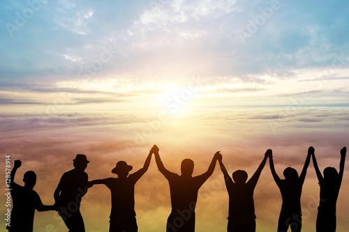 Foto silhouette of Group Hipster Teenagers Jumping at the sunset