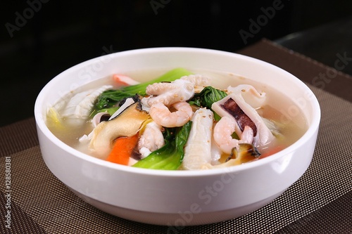 Chinese-style noodles with vegetables and seafood, 백짬뽕, beak jjamppong, White Spicy Seafood Noodle Soup