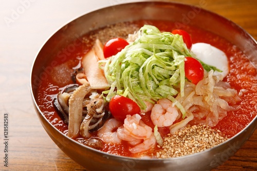 Chinese-style noodles with vegetables and seafood, 냉짬뽕,  naeng jjamppong, cold JJamppong