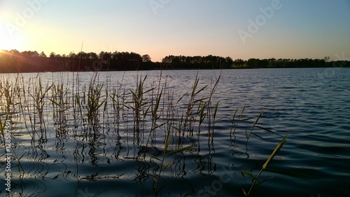 Jezioro tuż przed zachodem słońca