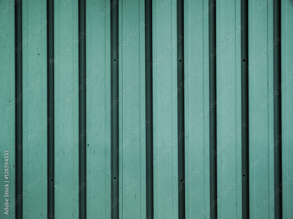 緑のトタン板　たてのストライプ模様